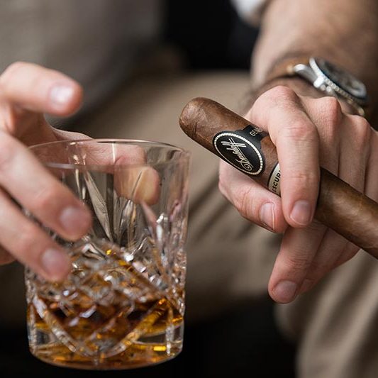 davidoff-escurio-cigar-review-gran-toro-holding-with-whiskey-glass-rolex-gmt-master-1675